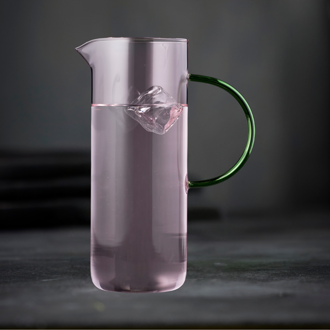 Køb Glaskande Torino 1,1 liter| 249,95 | Fri fragt over 149 kr. | Hurtig levering | Dag til dag levering | Lyngby Glas, Farvet glas, Farvet glaskande, Grønt glaskande, Pink glaskande, Blåt glaskande, Borddækning, Farverig glaskande, Kande