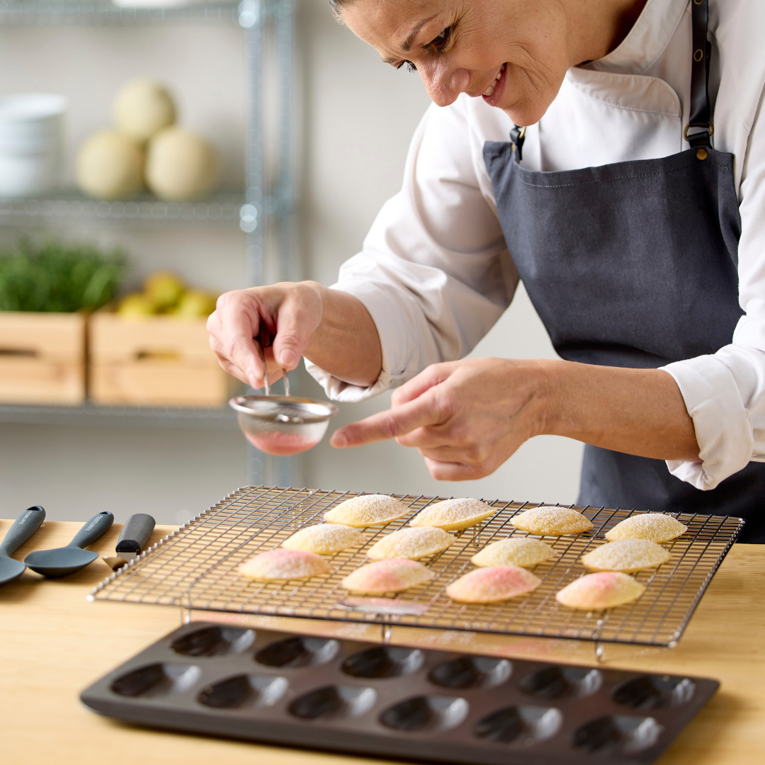 Køb Afkølingsrist | 199,95 | Fri fragt over 149 kr. | Hurtig levering | Dag til dag levering | Mette Blomsterberg, Blomsterbergs | Redskab, Køkkenredskab, Afkølingsrist i metal, Metalrist, Rist til bagning, Kølerist, Bagerist