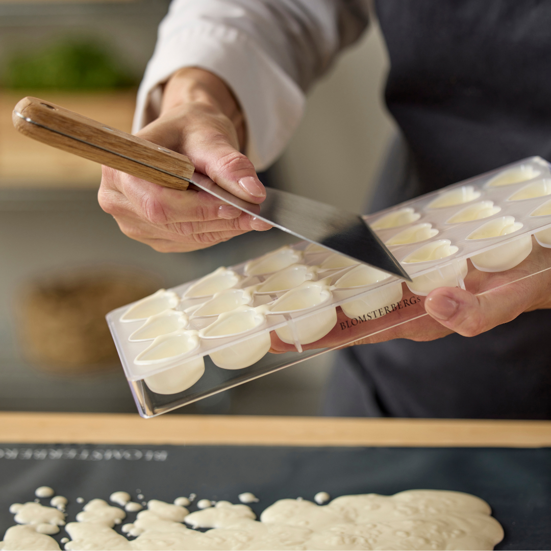 Køb Chokoladespatel med Egetræs skaft | 119,95 | Fri fragt over 149 kr. | Hurtig levering | Dag til dag levering | Mette Blomsterberg, Blomsterbergs | Redskab, Køkkenredskab, Bageværktøj, Køkkenværktøj