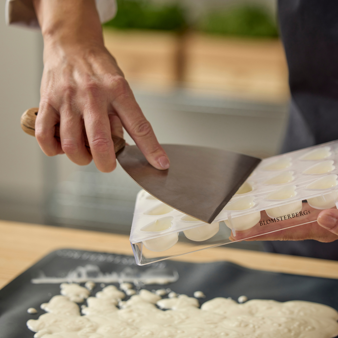 Køb Chokoladespatel med Egetræs skaft | 119,95 | Fri fragt over 149 kr. | Hurtig levering | Dag til dag levering | Mette Blomsterberg, Blomsterbergs | Redskab, Køkkenredskab, Bageværktøj, Køkkenværktøj