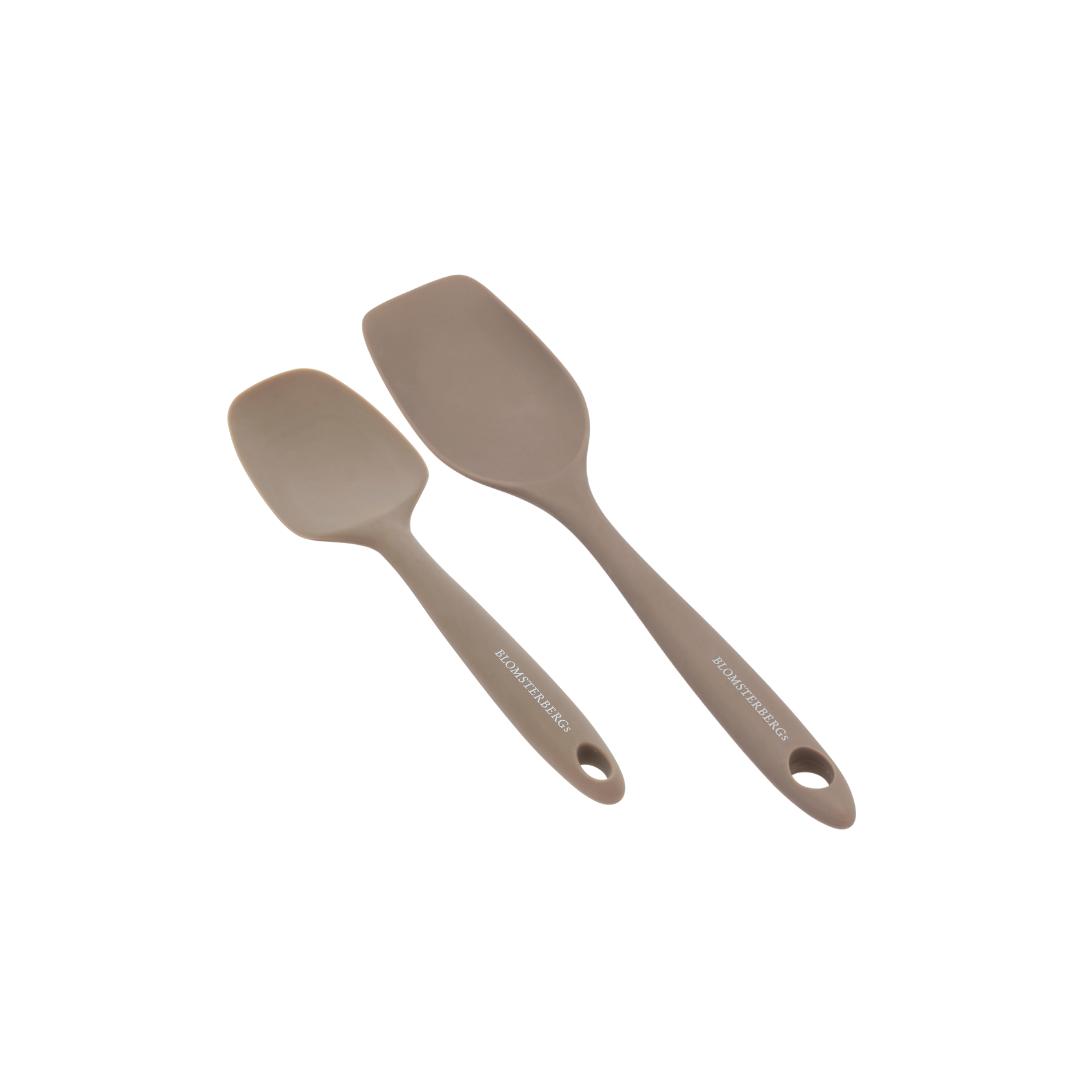 Køb Grydeske i silikone Latte | fra 89,95 | Fri fragt over 149 kr. | Hurtig levering | Dag til dag levering | Mette Blomsterberg, Blomsterbergs | Redskab, Køkkenredskab, Klassisk, Fødevaregodkendt silikone, Enkel, Anvenlig, Bagning