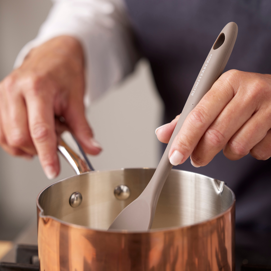 Køb Grydeske i silikone Latte | fra 89,95 | Fri fragt over 149 kr. | Hurtig levering | Dag til dag levering | Mette Blomsterberg, Blomsterbergs | Redskab, Køkkenredskab, Klassisk, Fødevaregodkendt silikone, Enkel, Anvenlig, Bagning