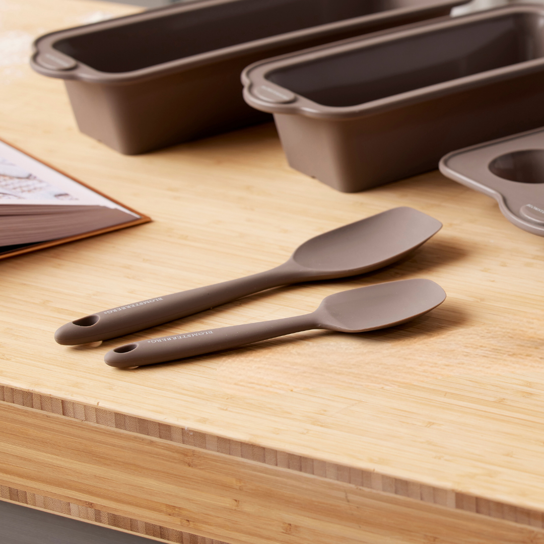 Køb Grydeske i silikone Latte | fra 89,95 | Fri fragt over 149 kr. | Hurtig levering | Dag til dag levering | Mette Blomsterberg, Blomsterbergs | Redskab, Køkkenredskab, Klassisk, Fødevaregodkendt silikone, Enkel, Anvenlig, Bagning