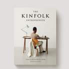 Kinfolk Entrepreneur er en smuk coffee table book på næsten 400 sider fra New Mags. Her kan du følge Nathan Williams og holdet bag Kinfolk, når de møder over 40 innovative iværksættere fra hele verden, der bringer en personlig vinkel til deres forretninger.