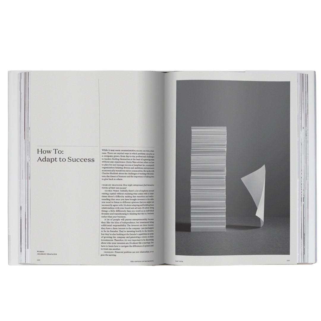 Kinfolk Entrepreneur er en smuk coffee table book på næsten 400 sider fra New Mags. Her kan du følge Nathan Williams og holdet bag Kinfolk, når de møder over 40 innovative iværksættere fra hele verden, der bringer en personlig vinkel til deres forretninger.