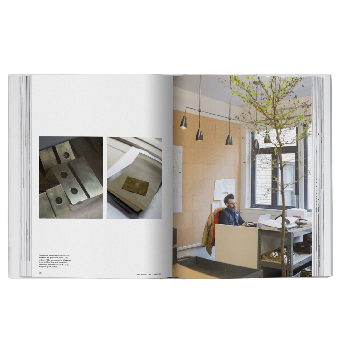 Kinfolk Entrepreneur er en smuk coffee table book på næsten 400 sider fra New Mags. Her kan du følge Nathan Williams og holdet bag Kinfolk, når de møder over 40 innovative iværksættere fra hele verden, der bringer en personlig vinkel til deres forretninger.