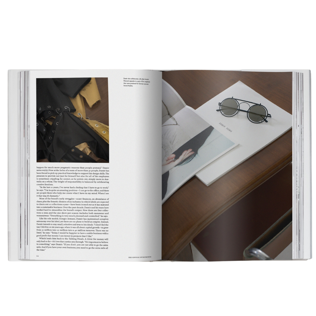 Kinfolk Entrepreneur er en smuk coffee table book på næsten 400 sider fra New Mags. Her kan du følge Nathan Williams og holdet bag Kinfolk, når de møder over 40 innovative iværksættere fra hele verden, der bringer en personlig vinkel til deres forretninger.