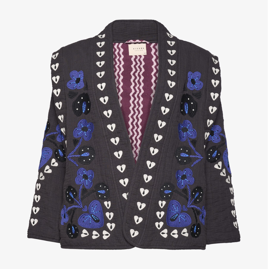 Den broderede jakke er den perfekte tilføjelse til din garderobe. Brug  som cardigan, kimono eller overgangsjakke | Hurtig levering | Fri fragt fra 149 kr.