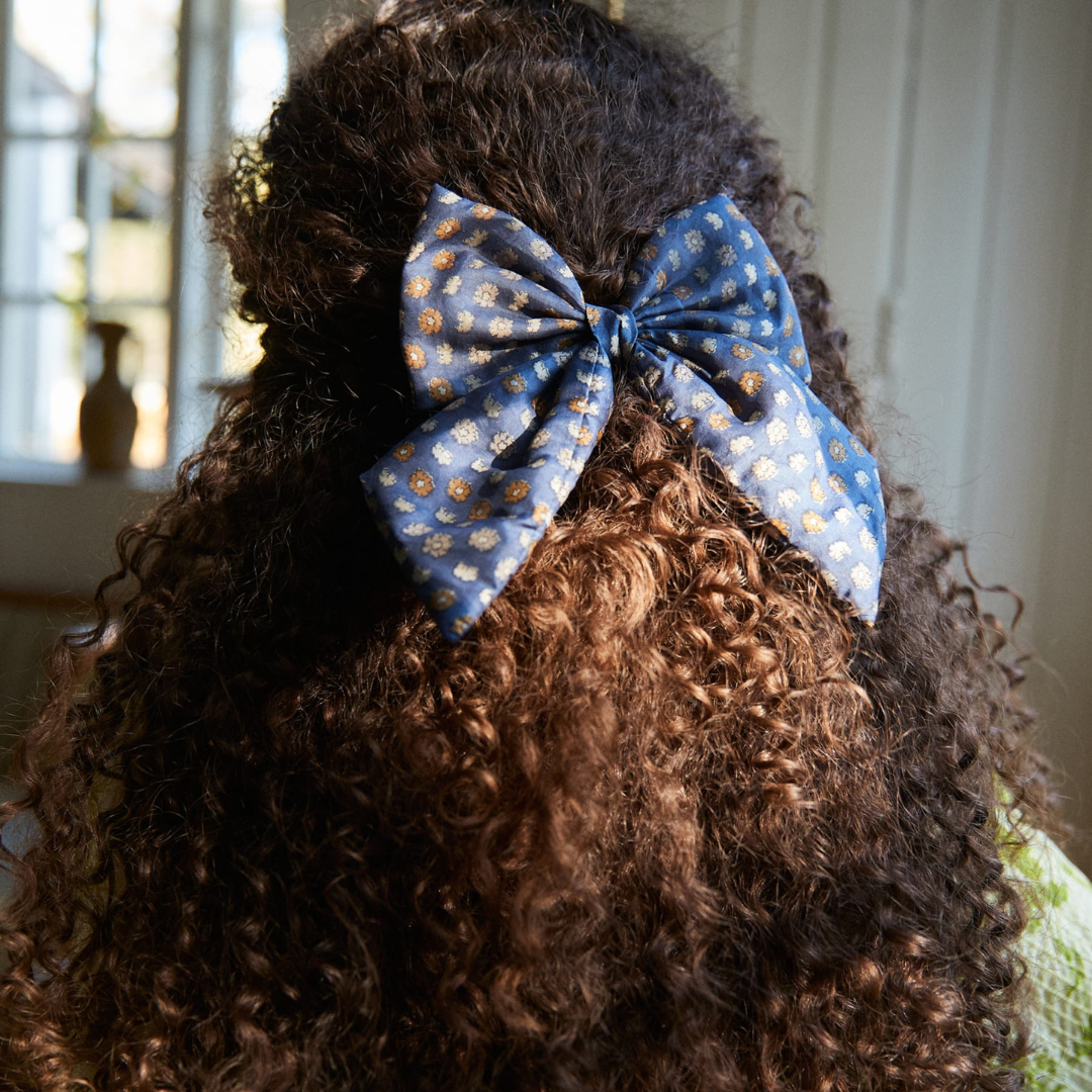 Køb Sløjfe hårklemme Stor Silke | 229,95 | Fri fragt over 149 kr. | Hurtig levering | Dag til dag levering | Sissel Edelbo | Hårspænde, Hår, Frisure, Klemme, Spænde, Til tykt hår, Skånsom for håret, Hårclips, Hårpynt