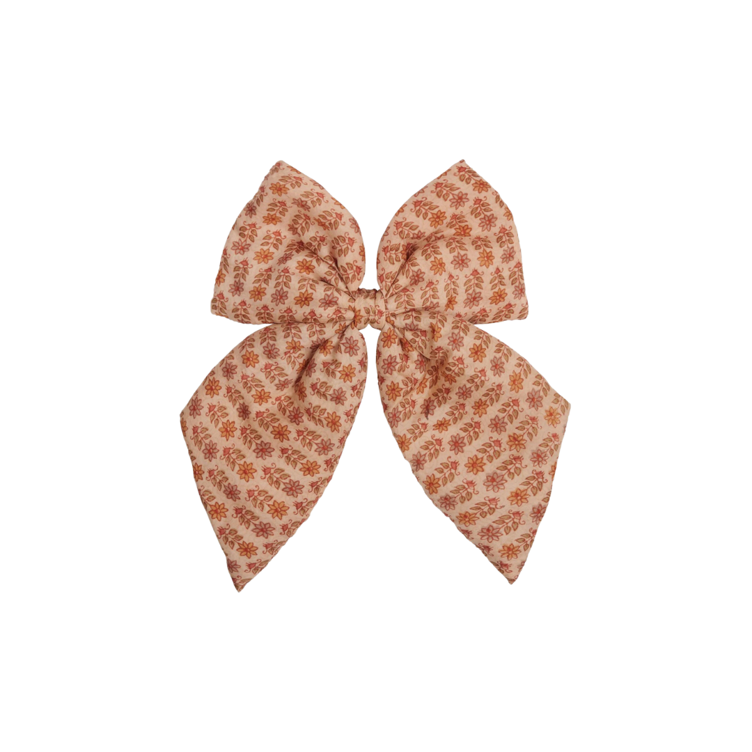 Køb Sløjfe hårklemme Stor Silke | 229,95 | Fri fragt over 149 kr. | Hurtig levering | Dag til dag levering | Sissel Edelbo | Hårspænde, Hår, Frisure, Klemme, Spænde, Til tykt hår, Skånsom for håret, Hårclips, Hårpynt