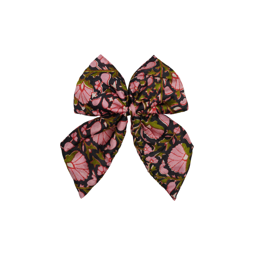 Køb Sløjfe hårklemme Stor Silke | 229,95 | Fri fragt over 149 kr. | Hurtig levering | Dag til dag levering | Sissel Edelbo | Hårspænde, Hår, Frisure, Klemme, Spænde, Til tykt hår, Skånsom for håret, Hårclips, Hårpynt