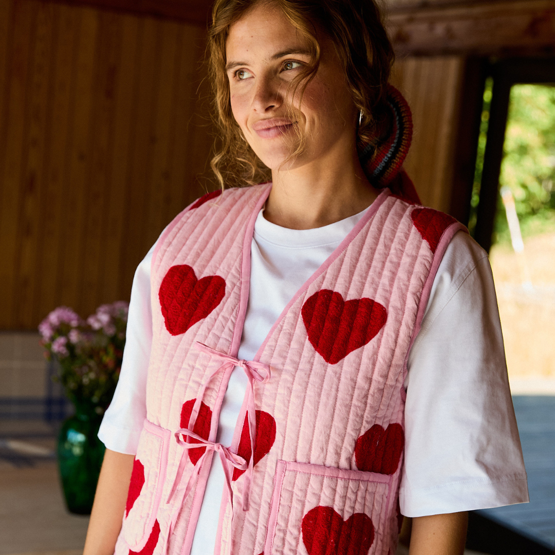 Vær med på moden med en smuk vest fra Sissel Edelbo. Vesten har flotte håndbroderede røde hjerter | Hurtig levering | Fri fragt fra 149 kr