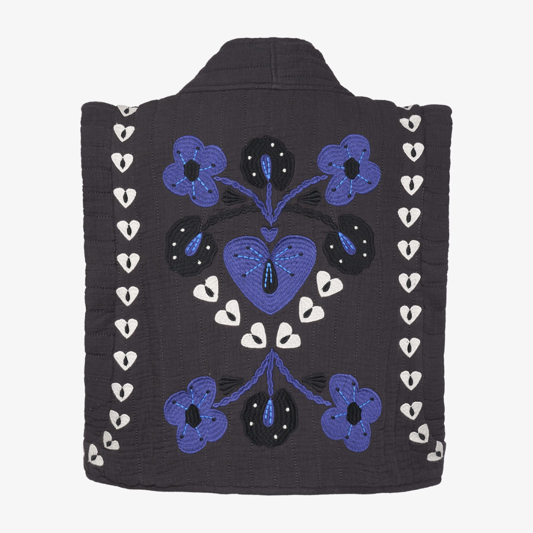 Den broderede vest er den perfekte tilføjelse til din garderobe | Hurtig levering | Fri fragt fra 149 kr.