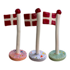 Køb Flagstang med Dannebrog i håndlavet keramik | 349,00| Fri fragt over 149 kr. | Flere varianter | Hurtig levering | Dag til dag levering | TheClayPlay | Flag, Flagstang, Fødselsdagsflag, Borddækning, Fest, Fødselsdagfest, Pynteflag, Fødselsdag