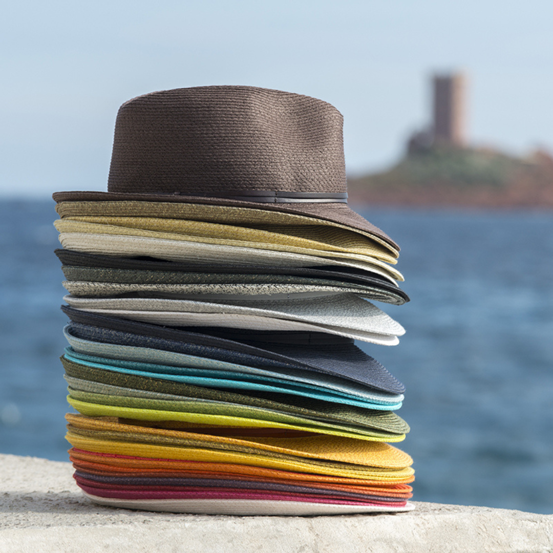 Køb Hat med læder strop | 499,00 | Findes i flere farver | Fri fragt over 149 kr. | Hurtig levering | Dag til dag levering | Travaux en cours | Tidløs, Unisex, Sommerhat, Strandhat, Solhat, Ultralet, Tekstureret papir