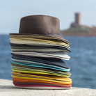 Køb Hat med læder strop | 499,00 | Findes i flere farver | Fri fragt over 149 kr. | Hurtig levering | Dag til dag levering | Travaux en cours | Tidløs, Unisex, Sommerhat, Strandhat, Solhat, Ultralet, Tekstureret papir