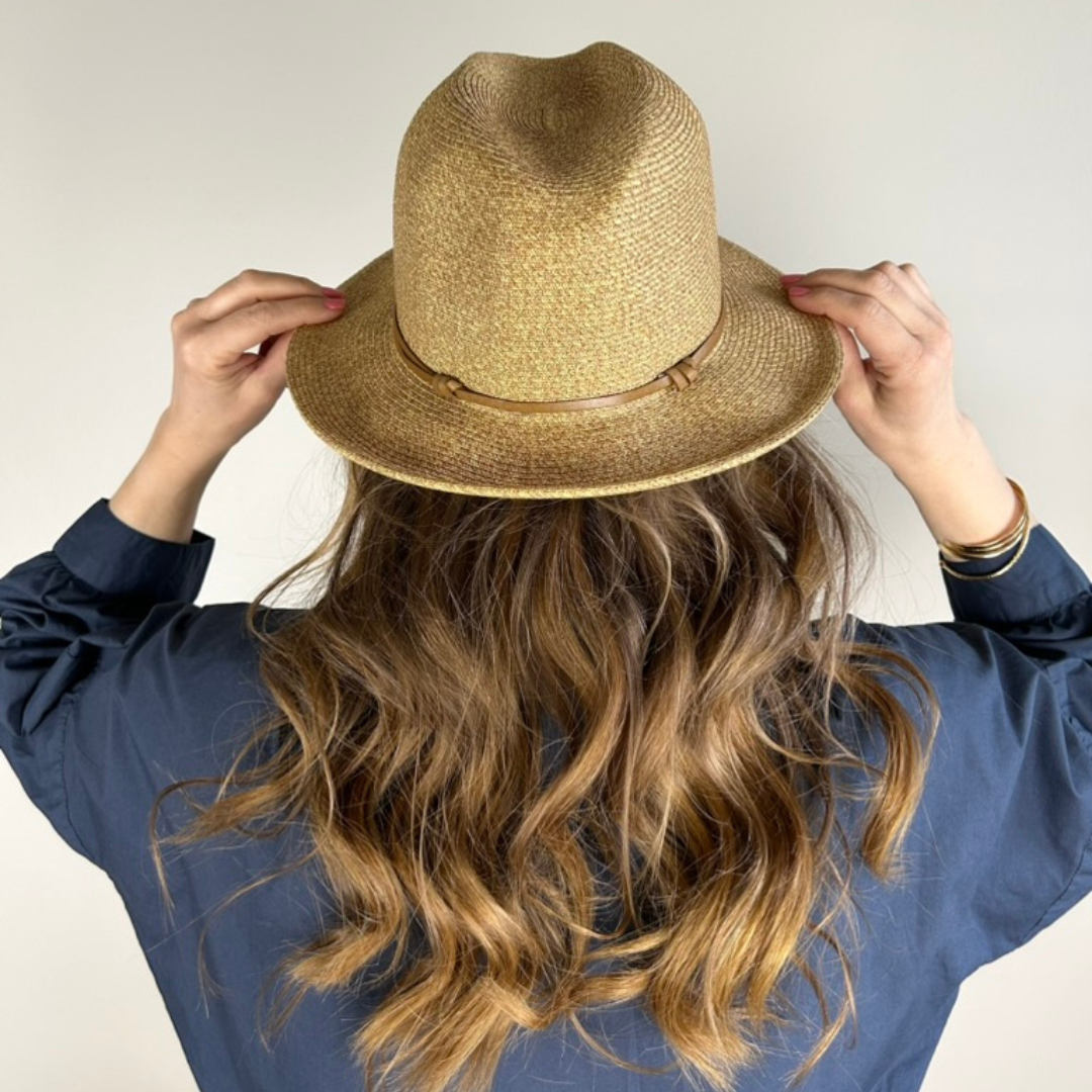 Køb Hat med læder strop | 499,00 | Findes i flere farver | Fri fragt over 149 kr. | Hurtig levering | Dag til dag levering | Travaux en cours | Tidløs, Unisex, Sommerhat, Strandhat, Solhat, Ultralet, Tekstureret papir