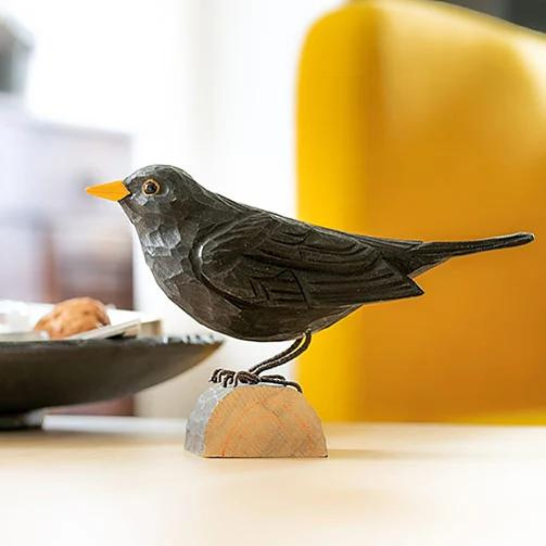Køb DecoBird Blackbird | 189,95 | Fri fragt over 149 kr. | Hurtig levering | Dag til dag levering | Wildlife Garden | Pynt, Fugl, Solsort, Træfugl, Trædekoration, Fugl udskåret i træ, Træudskåret solsort, Træudskåret fugl, Giftfri akrylmaling, Miljøvenlig maling, Have, Havedekoration