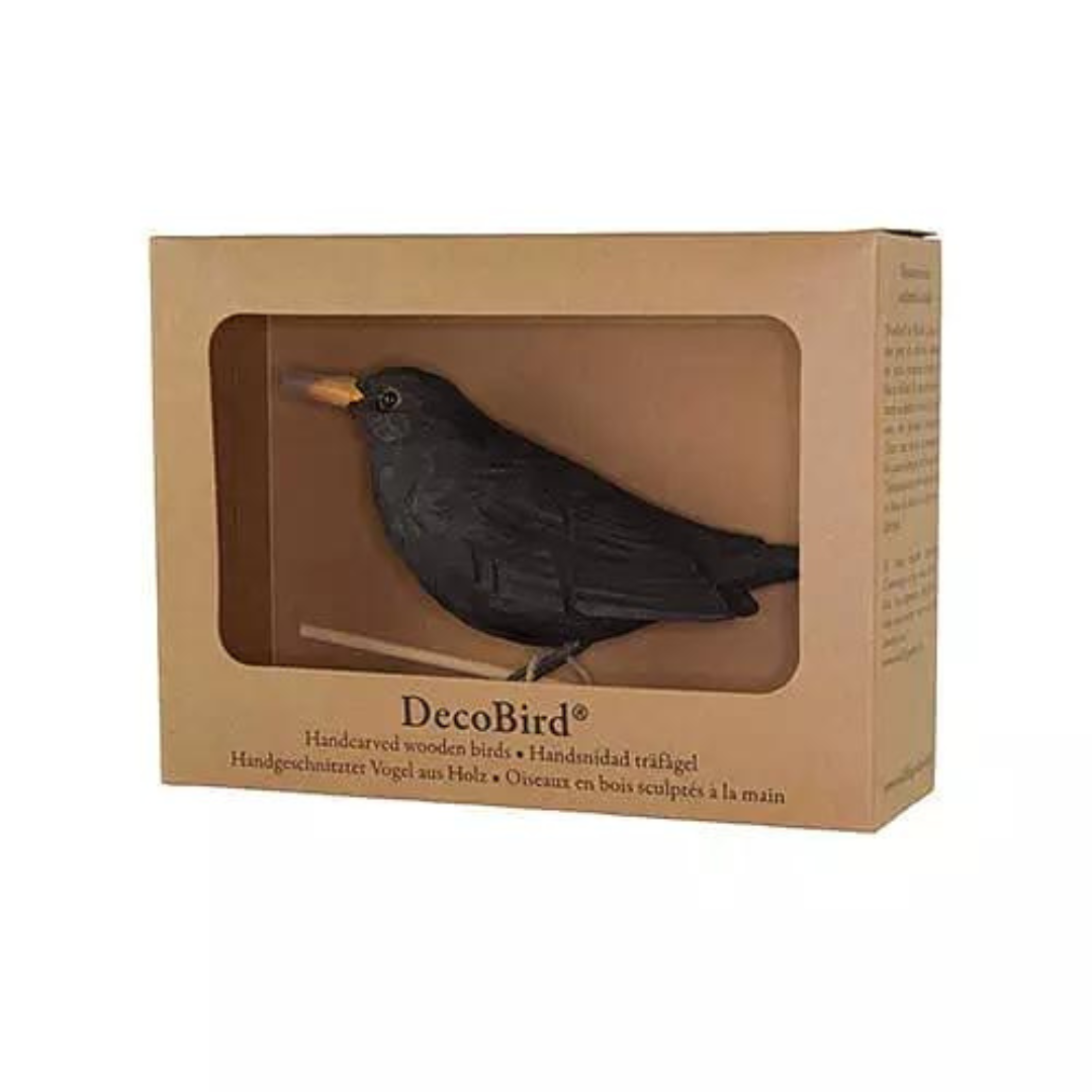 Køb DecoBird Blackbird | 189,95 | Fri fragt over 149 kr. | Hurtig levering | Dag til dag levering | Wildlife Garden | Pynt, Fugl, Solsort, Træfugl, Trædekoration, Fugl udskåret i træ, Træudskåret solsort, Træudskåret fugl, Giftfri akrylmaling, Miljøvenlig maling, Have, Havedekoration