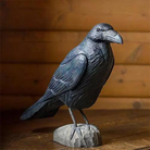Køb DecoBird Ravn September | 639,00 | Fri fragt over 149 kr. | Hurtig levering | Dag til dag levering | Wildlife Garden | Pynt, Fugl, Ravn, Træfugl, Trædekoration, Fugl udskåret i træ, Træudskåret ravn, Træudskåret fugl, Giftfri akrylmaling, Miljøvenlig maling, Have, Havedekoration