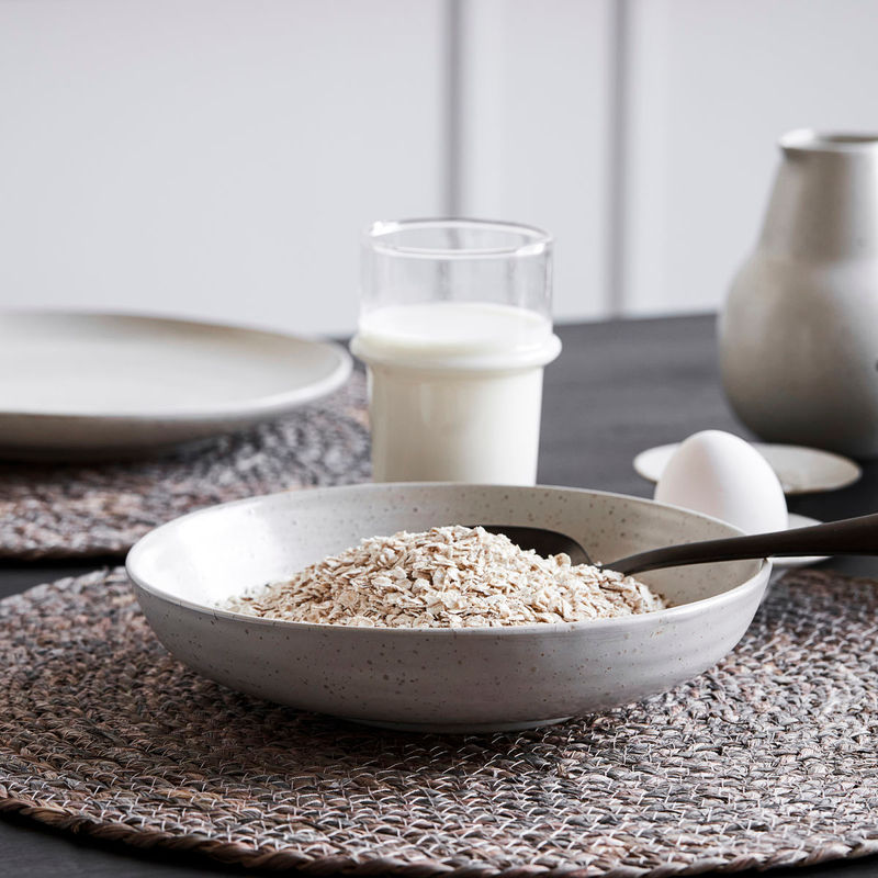 Køb Skål // Dyb tallerken Pion Grå/Hvid | 99,95 | Fri fragt over 149 kr. | Hurtig levering | Dag til dag levering | House Doctor, Society of Lifestyle | Pleat, Pleat-serien, Dyb Tallerken, Dybtallerken, Tallerken, Servering