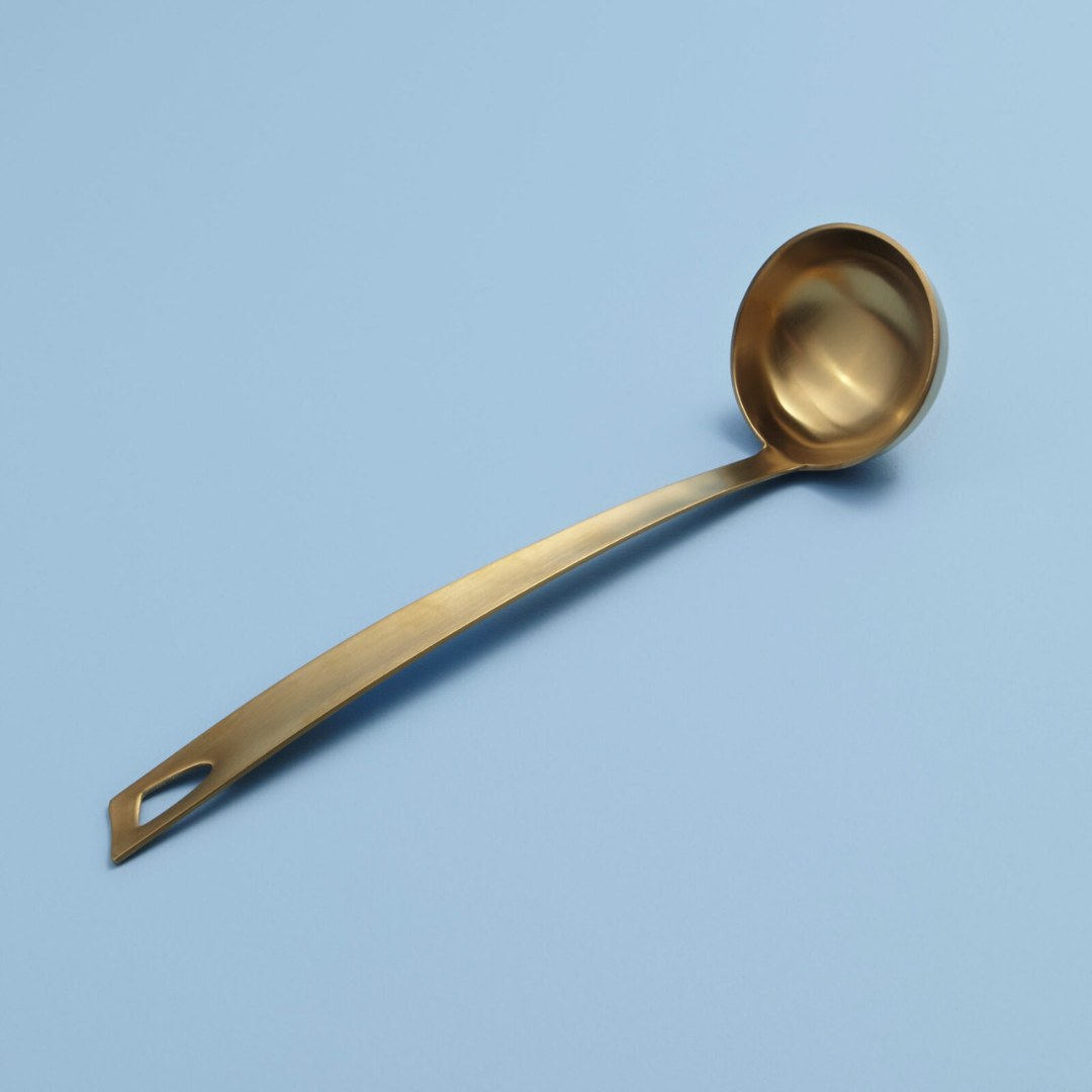 Køb Opøserske Helix | 139,95 | Fri fragt over 149 kr. | Hurtig levering | Dag til dag levering | be home | Guldske, Ske, Guld, Mat, Mat guld, Øseske i guld, Håndlavet, Indien, Rustfrit stål