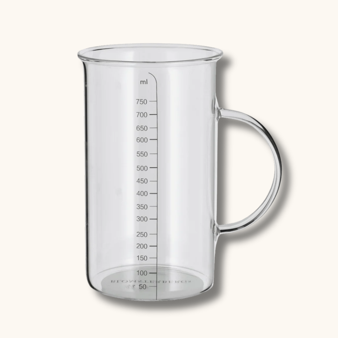 Transparent målekande i borosilikatglas med håndtag og ml-skala op til 750 ml