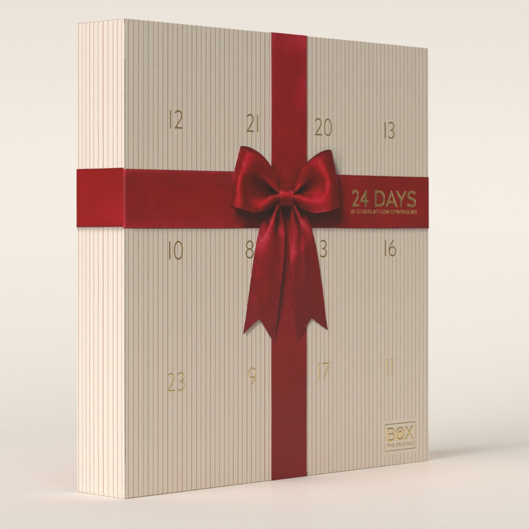 Cremefarvet julekalender med rødt bånd og sløjfe, 24 nummererede låger og Box The Original-logo