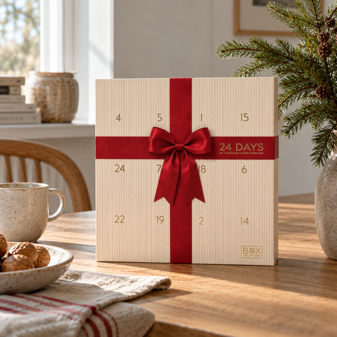 Cremefarvet julekalender med rød sløjfe og 24 nummererede låger fra Box The Original