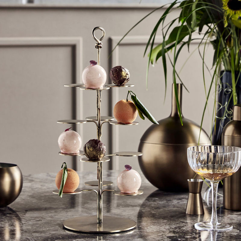 Køb Opsats Seny Antik messing finish | 799,00 | Fri fragt over 249 kr. | Hurtig levering | Dag til dag levering | House Doctor, Society of Lifestyle | Dekoration, Borddækning, Kage, Stativ,  Petit fours, Cupcakes