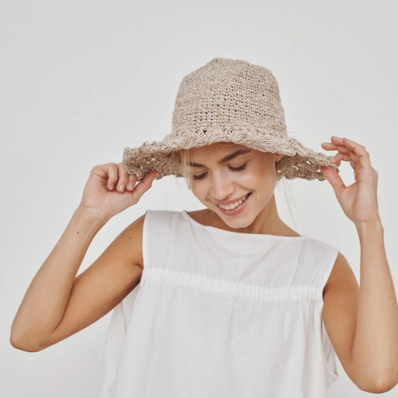 Køb Solhat // Sun Hat - blonde | 369,00 | Findes i flere farver | Fri fragt over 149 kr. | Hurtig levering | Dag til dag levering | CARE BY ME | tidløs, hamp, bomuld, sommerhat, strandhat, naturlig hat, solhat, bomuldshat, hamphat, bomuld og hamp solhat
