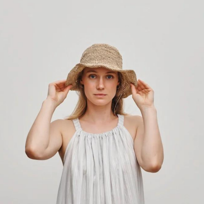 Køb Solhat // Sun Hat | 369,00 | Findes i flere farver | Fri fragt over 149 kr. | Hurtig levering | Dag til dag levering | CARE BY ME | tidløs, hamp, bomuld, sommerhat, strandhat, naturlig hat, solhat, bomuldshat, hamphat, bomuld og hamp solhat