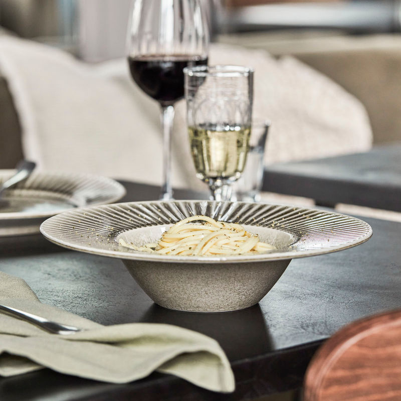 Køb Pastatallerken Pleat Grå/Brun | 199,95 | Fri fragt over 149 kr. | Hurtig levering | Dag til dag levering | House Doctor, Society of Lifestyle | Pleat, Pleat-serien, Tallerken, Dyb Tallerken, Skål, Pasta, Dybtallerken