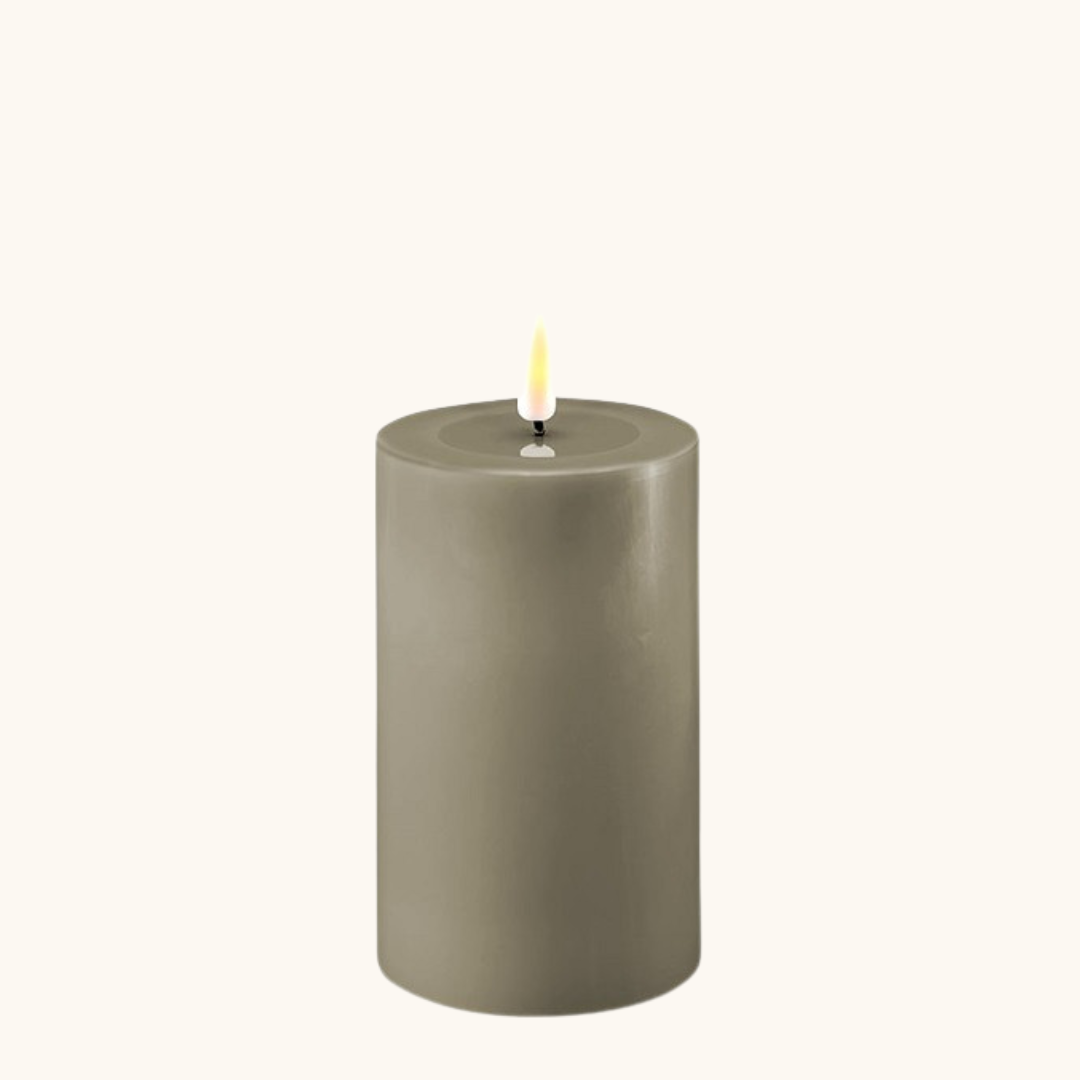 Sandfarvet LED bloklys i voks med naturtro flamme