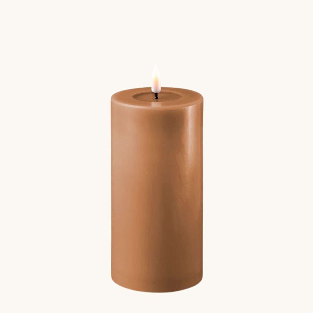 Karamelbrunt LED-bloklys i voks med naturtro flamme og wetlook-top