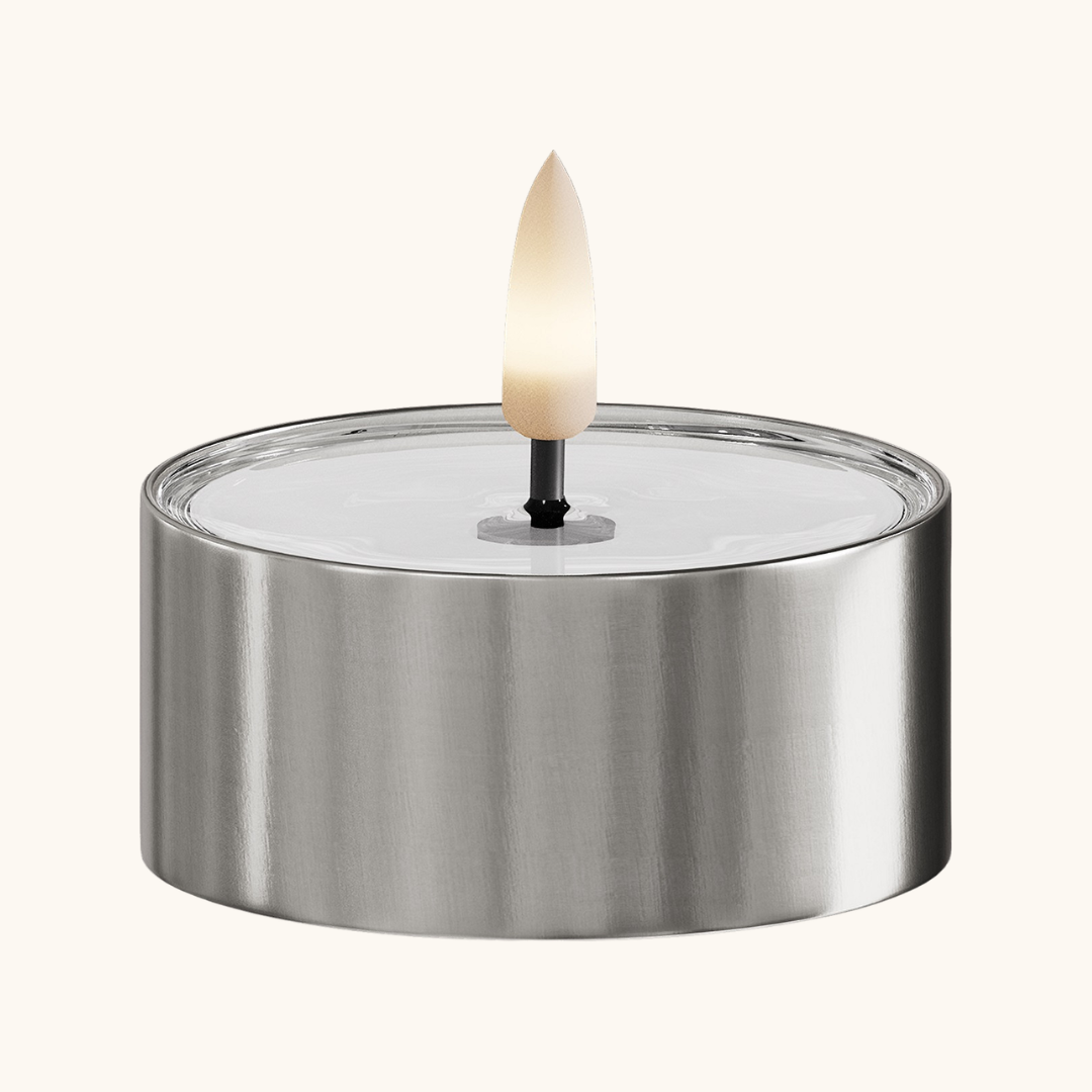 Rundt LED fyrfadslys med sølv metalholder og hvid flamme tændt