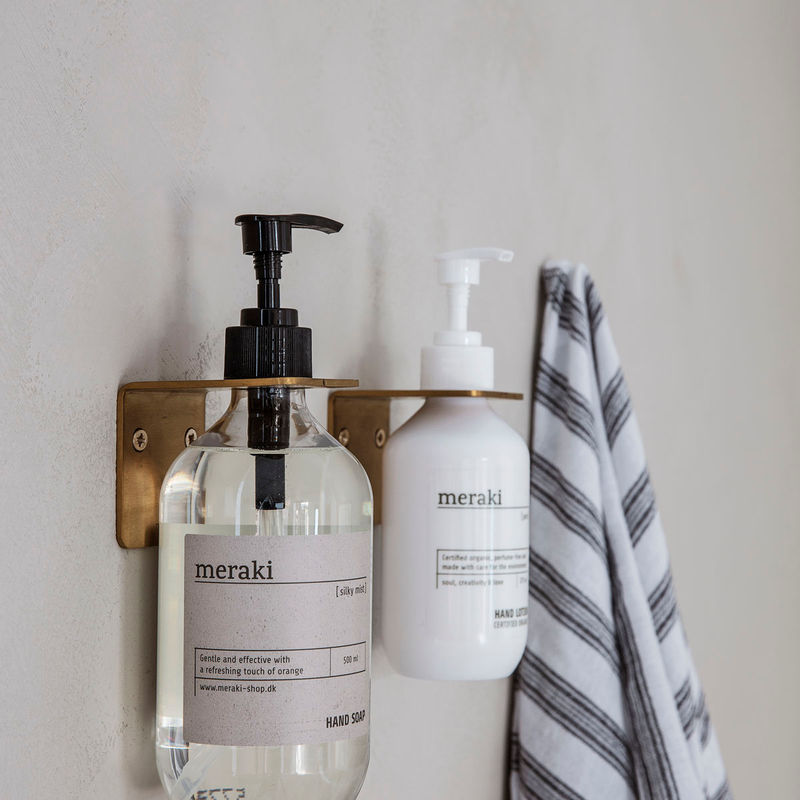 Køb Meraki Vægophæng Supply Børstet sølv finish | Findes i flere farver | PLINT PRIS: 129,95 | Fri fragt over 149 kr. | Hurtig levering | Dag til dag levering | Meraki, Society of Lifestyle | Vægophæng, Sæbeholder, Vægbeslag, Holder til, Dispenser, Sæbepumpe, Sæbedispenser, Shampoo flaske, Shampoo flaske med pumpe, Flaske med pumpe, Plastik flaske m/pumpe