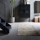 Køb Tæppe Sima Sort/Natural | fra 649,00 | Flere størrelser | Fri fragt over 149 kr. | Hurtig levering | Dag til dag levering | House Doctor, Society of Lifestyle | Tæppe, Jutetæppe, Natur, Sort, Frynser, Tæppe med frynser, Striber, Stribet tæppe, Jute