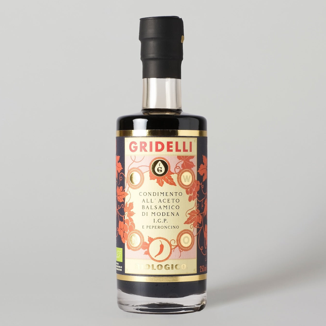 Gridelli balsamicoeddike med chili i 250 ml glasflaske med sort låg og dekorativ etiket