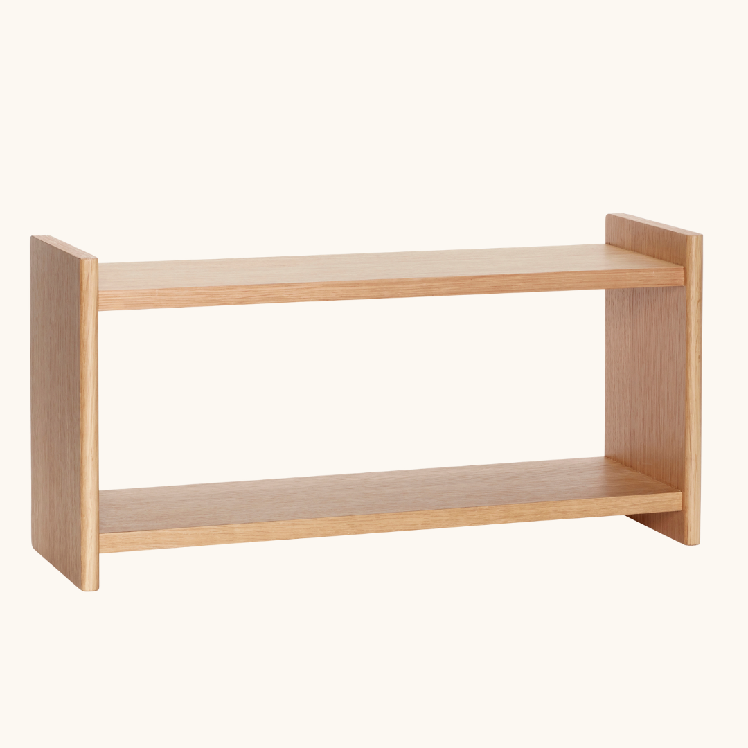 Naturfarvet reol i egetræsfiner med to hylder og enkelt minimalistisk design