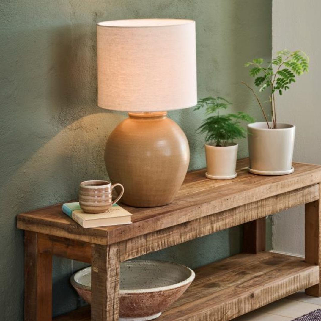 Bordlampe med rund brun keramikfod og cylindrisk hørfarvet skærm