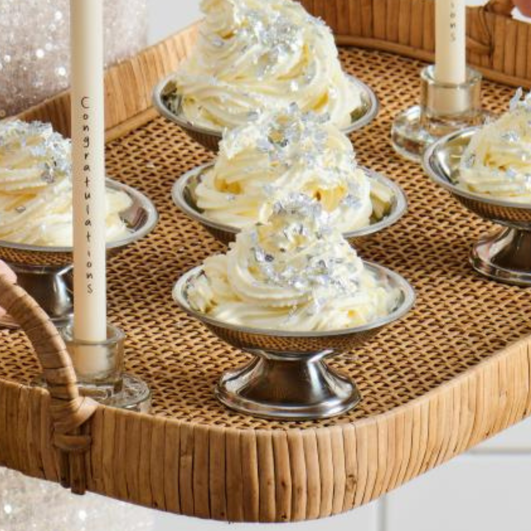 Dessertskål i krom rustfrit stål på fod, fyldt med flødeskum og sølvpynt