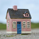 Køb Hus til fyrfadslys | fra 179,95| Fri fragt fra 249 kr. | Hurtig levering | Dag til dag levering | Ib Laursen | Lanterne, Lygte, Lys, Stearinlys, Belysning, Hyggeligt lys, Lyshus, Stentøj