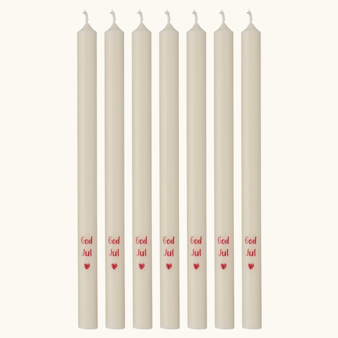 7 slanke cremefarvede kertelys med rød God Jul-tekst og hjerte