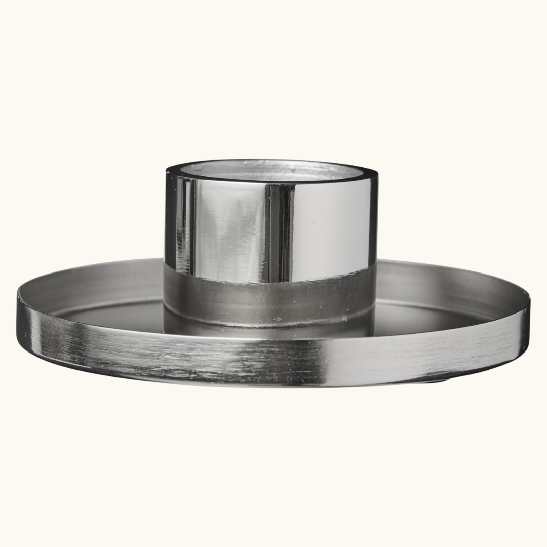 Sølvfarvet lysestage i aluminium med bred rund skål og cylindrisk lysholder