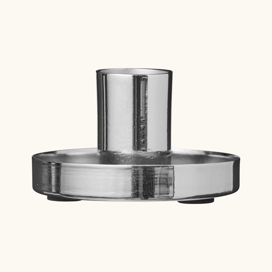 Sølvfarvet lysestage i aluminium med bred rund skål og cylindrisk lysholder