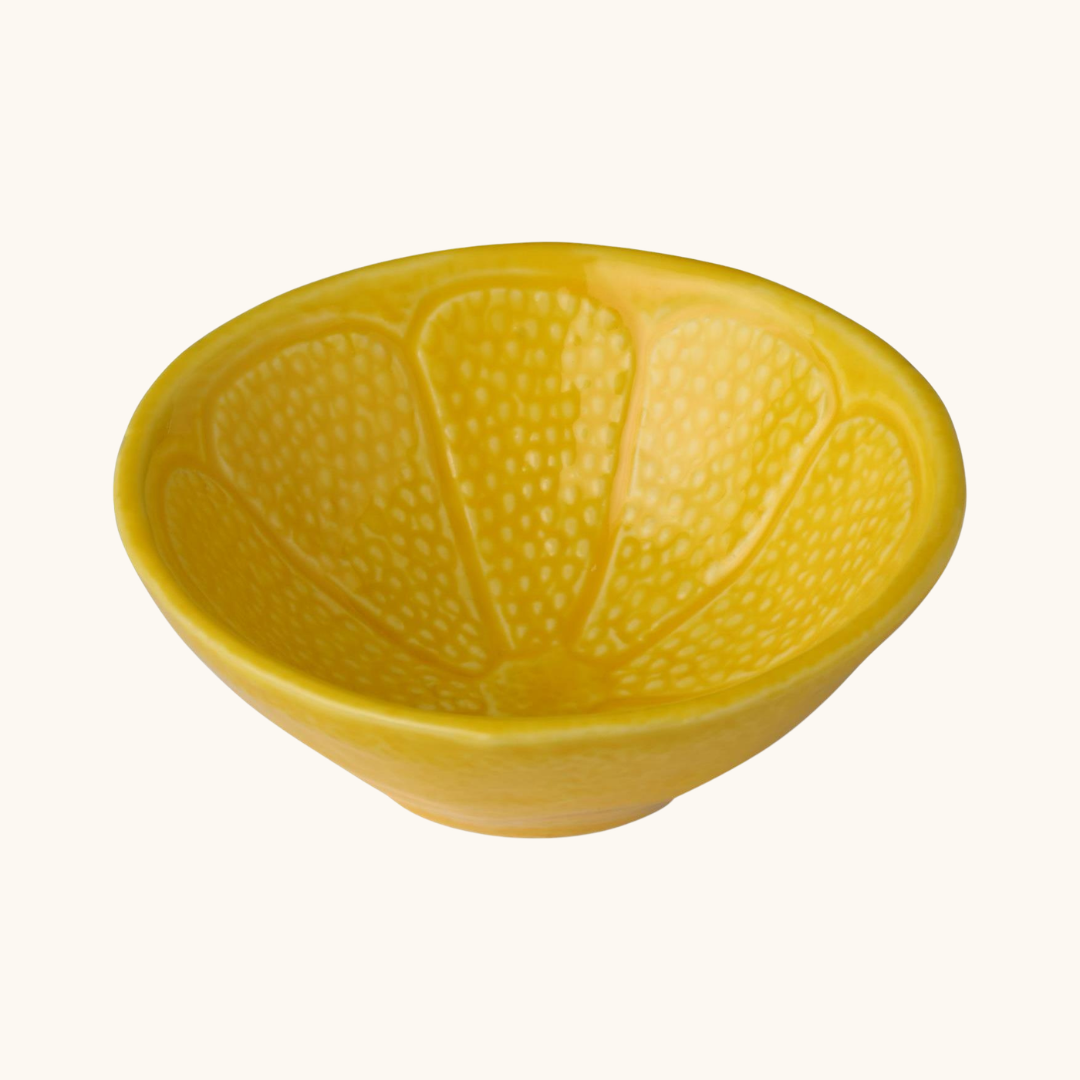 Gul stentøjsskål med citrontekstur og reliefmønster i bunden