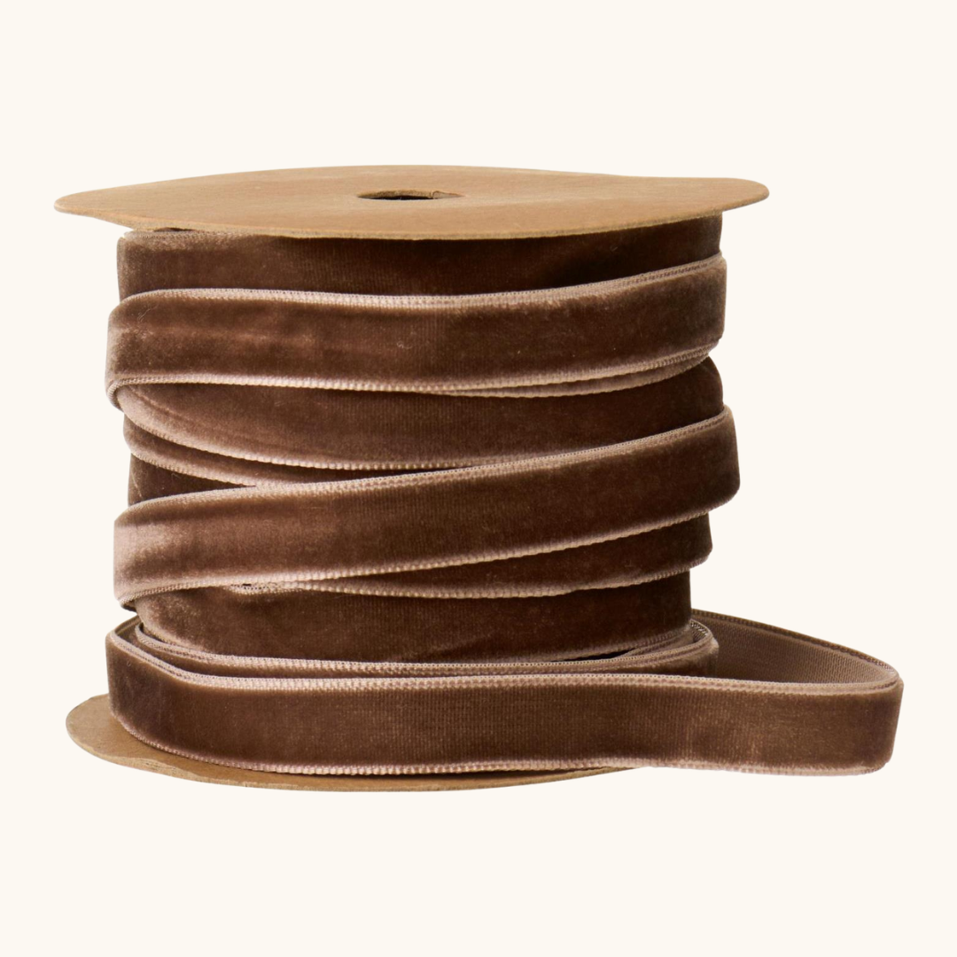 Chokoladebrun velour gavebånd af polyester på kartonspole, 1 cm bred
