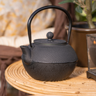 Køb Tekande 1,2 liter i sort støbejern | 449,00 | Fri fragt over 149 kr. | Hurtig levering | Dag til dag levering | Ib Laursen | Te, Tepotte, Tekande, Støbejern, Sort, Japansk Tekande, Med håndtag, Rustfrit stål filter, Stentøj, Tepotte