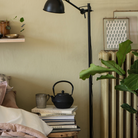 Køb Tekande 1,2 liter i sort støbejern | 449,00 | Fri fragt over 149 kr. | Hurtig levering | Dag til dag levering | Ib Laursen | Te, Tepotte, Tekande, Støbejern, Sort, Japansk Tekande, Med håndtag, Rustfrit stål filter, Stentøj, Tepotte